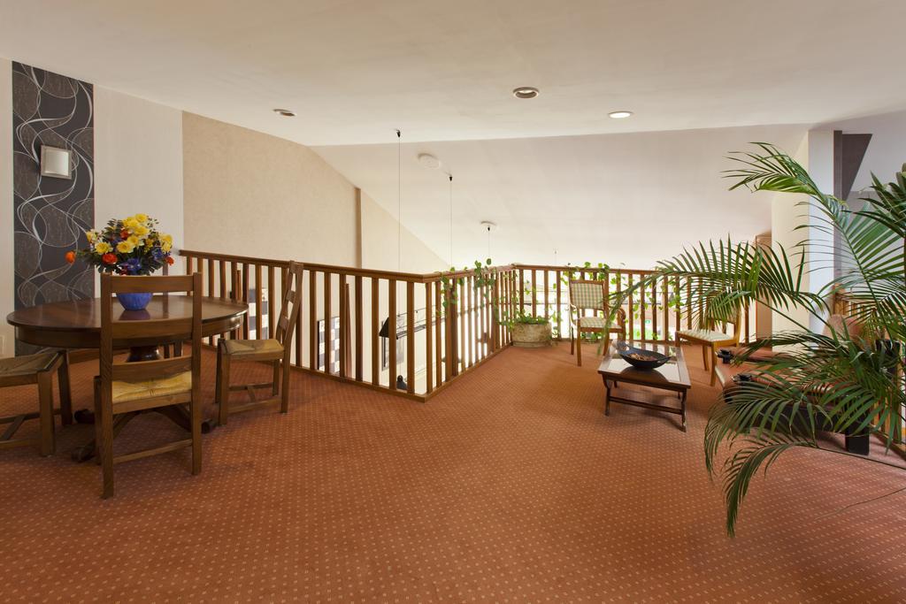 Cit'Hotel Du Circuit Мани-Кур Екстериор снимка