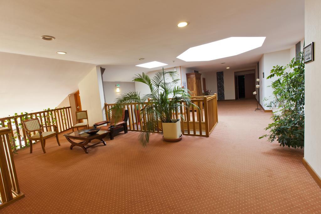 Cit'Hotel Du Circuit Мани-Кур Екстериор снимка
