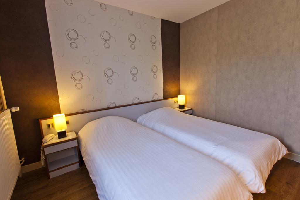 Cit'Hotel Du Circuit Мани-Кур Екстериор снимка